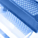 Tecnologia high‑throughput con pipetta multicanale e piastra da 384 pozzetti per applicazioni nelle scienze omiche e in studi biologici avanzati.