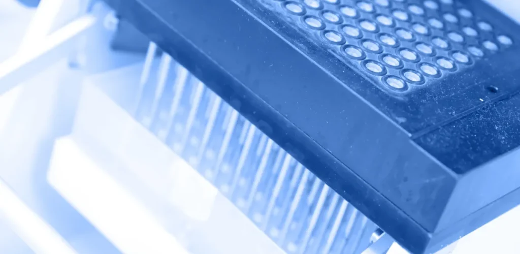 Tecnologia high‑throughput con pipetta multicanale e piastra da 384 pozzetti per applicazioni nelle scienze omiche e in studi biologici avanzati.